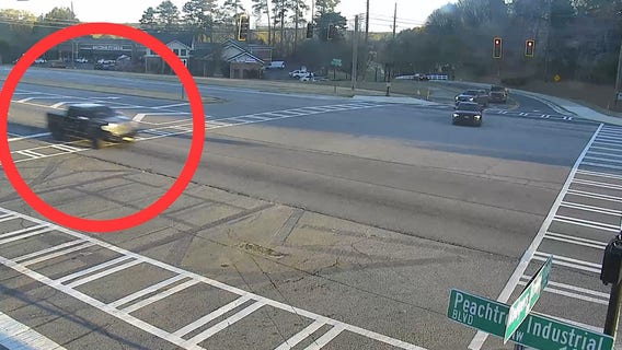 Driver runs red light in front of Duluth police officer, officials say