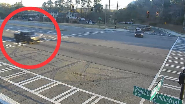 Driver runs red light in front of Duluth police officer, officials say