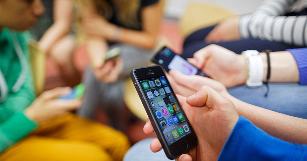 Fulton County leaders considering banning cell phones, smart devices in ...