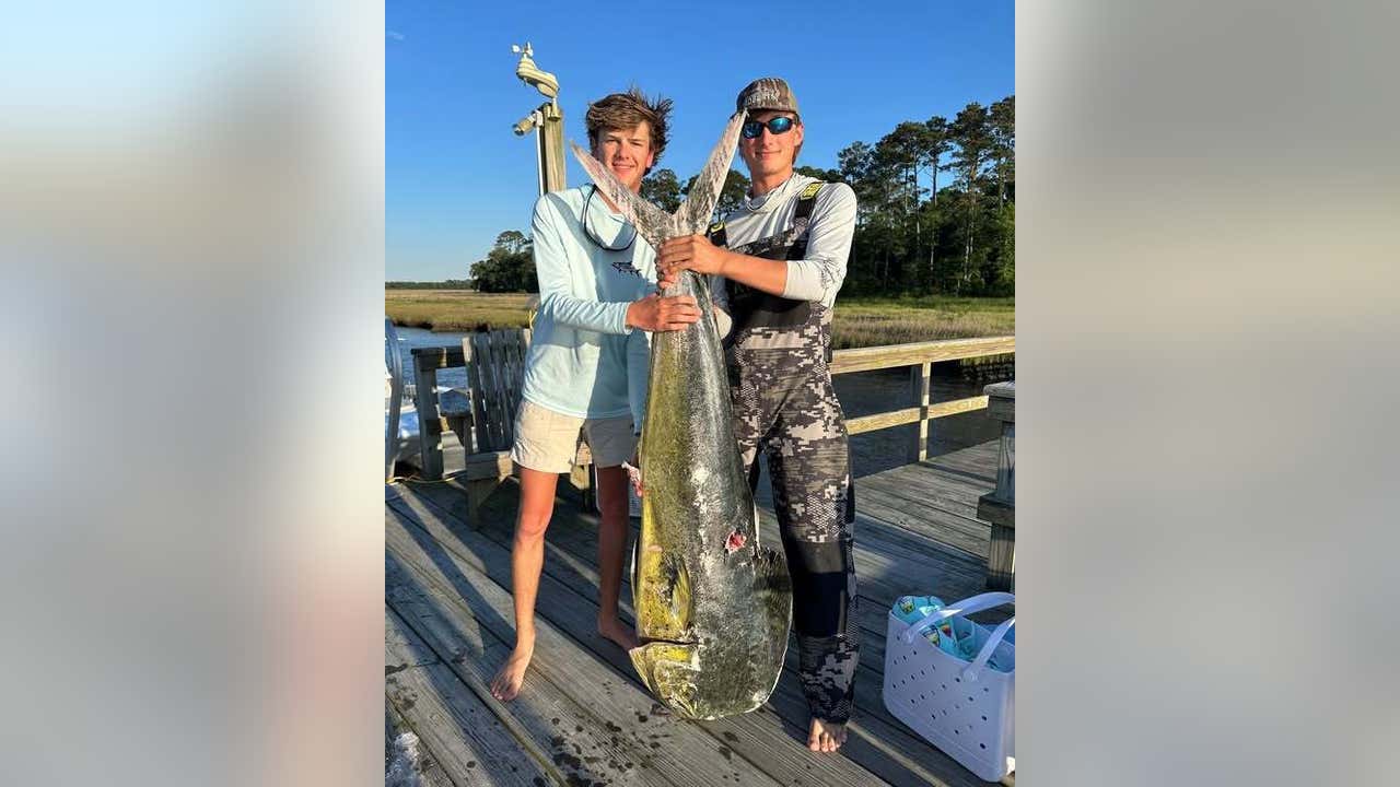 アングラーは68ポンドのイルカの魚を着陸し、州の記録に一致します