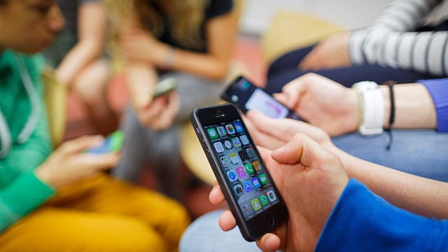 Fulton County leaders considering banning cell phones, smart devices in schools