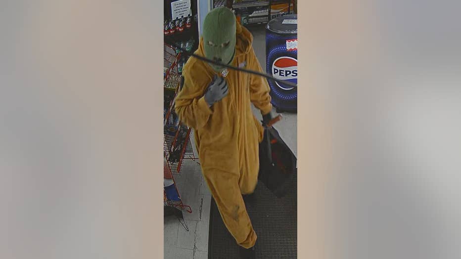El Departamento de Policía de Tuscaloosa lanzó esta imagen que muestra a una persona vestida cuando Scooby-Doo se rompió en la parada rápida en la autopista 82 en Duncanville el 22 de junio de 2025.