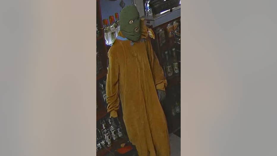 El Departamento de Policía de Tuscaloosa lanzó esta imagen que muestra a una persona vestida cuando Scooby-Doo se rompió en la parada rápida en la autopista 82 en Duncanville el 22 de junio de 2025.