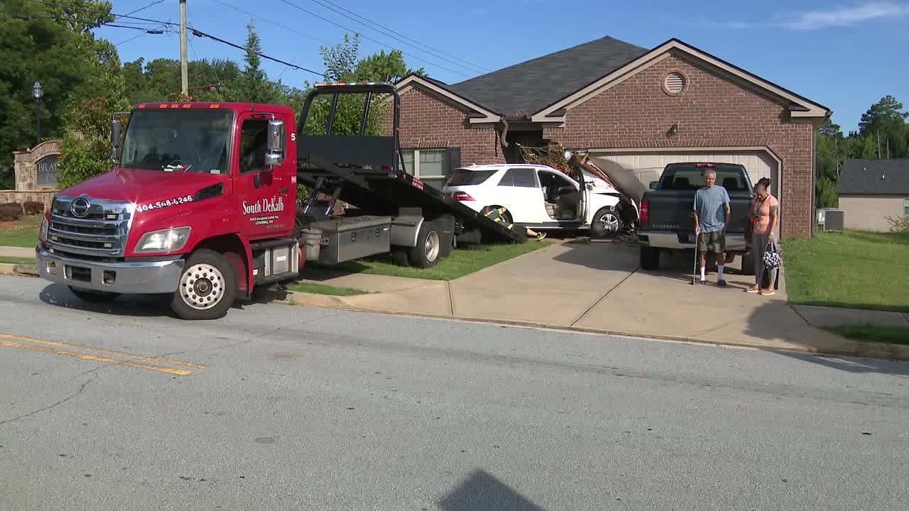 ぷれお様10/5現車確認　55555円 DeKalb County homeowner warns drivers after one crashes into home