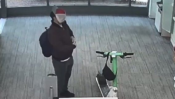 Man claiming grenade, key fob is detonator, robs Atlanta bank