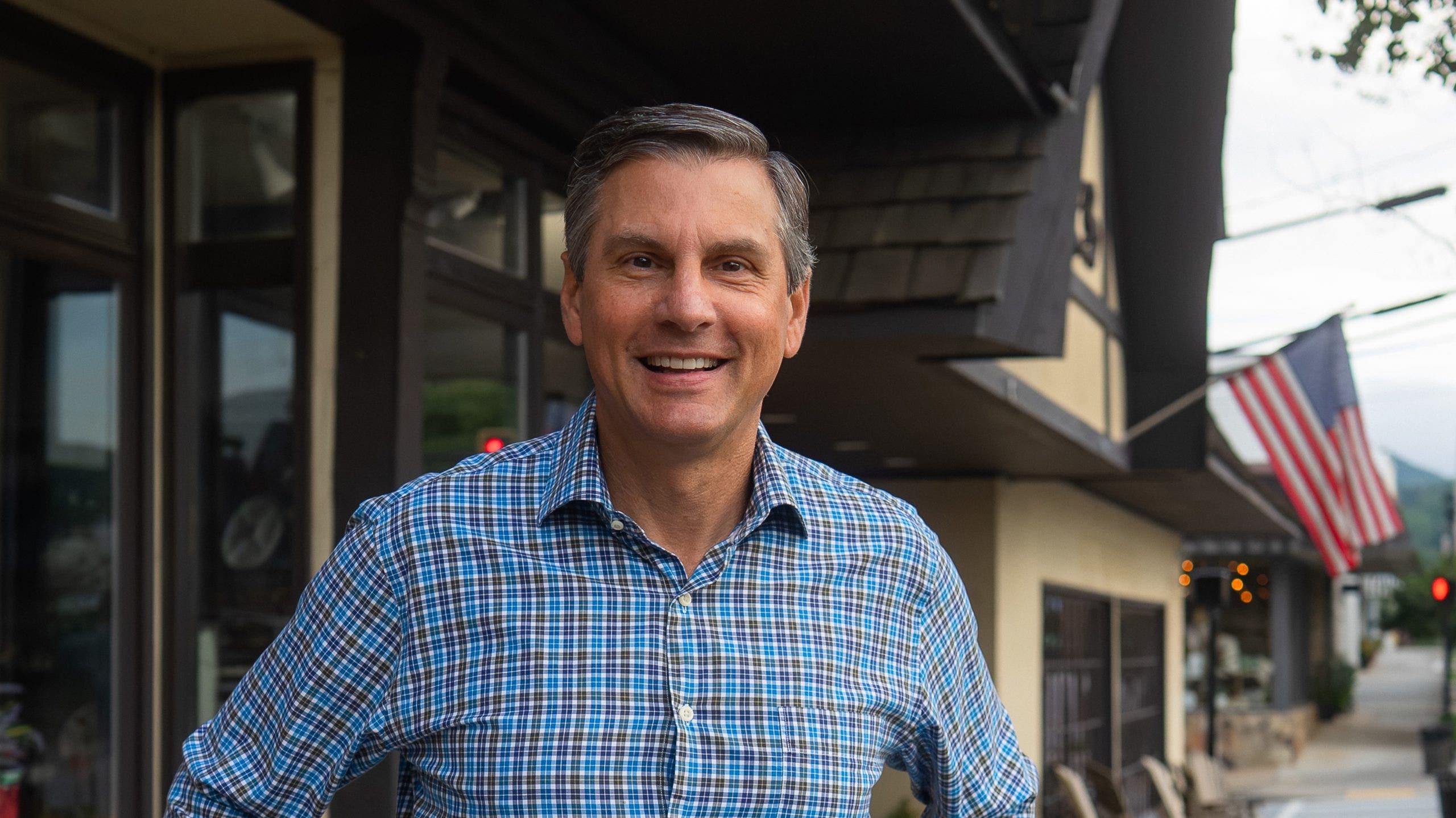 Senate candidate Derek Dooley, Gov. Kemp campaigns across metro Atlanta