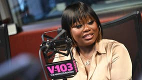 R&B legend Tamika Scott gives Juicy Crab waitress a tip to remember