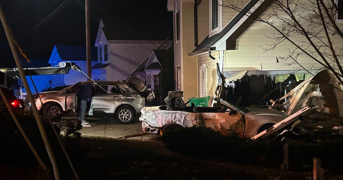 Car crashes into DeKalb County home, 2 injured | FOX 5 Atlanta