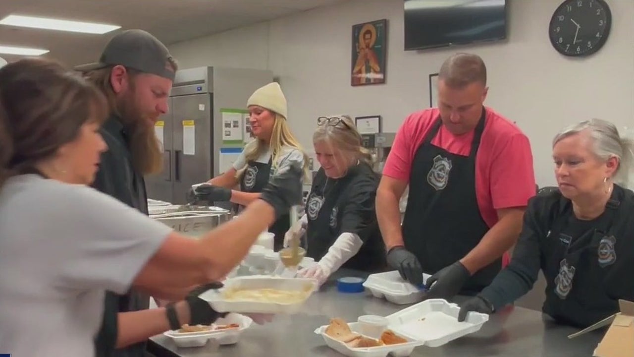 Local non-profit delivers Thanksgiving meals to officers in Cobb County