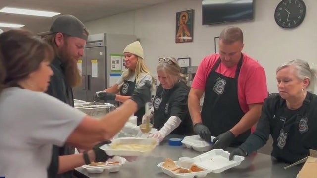 Local nonprofit delivers Thanksgiving meals to officers in Cobb County