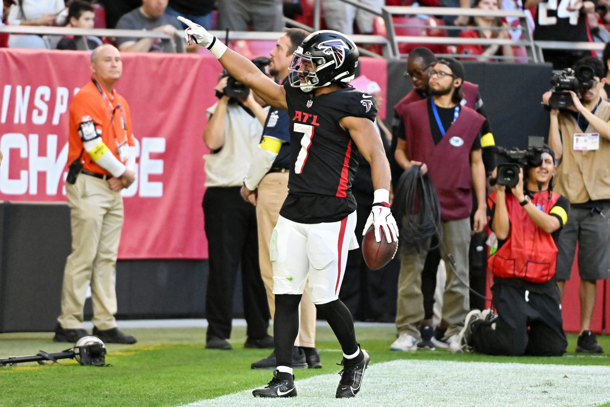 Falcons notch second straight road win as Robinson powers 26-19 victory