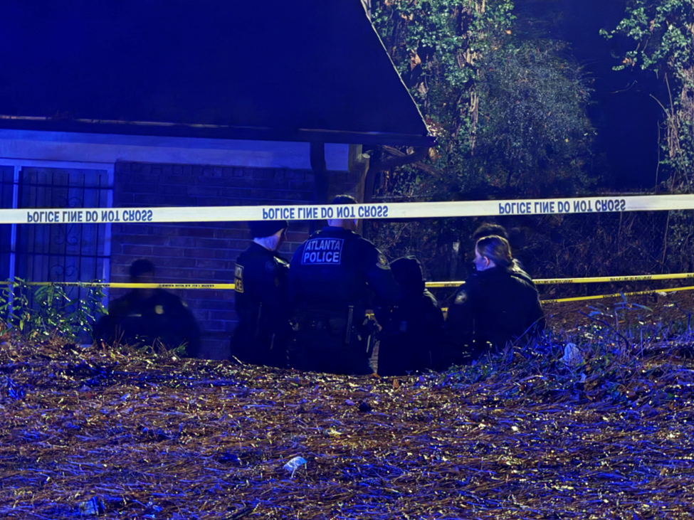 Man shot in neck at SW Atlanta apartment complex