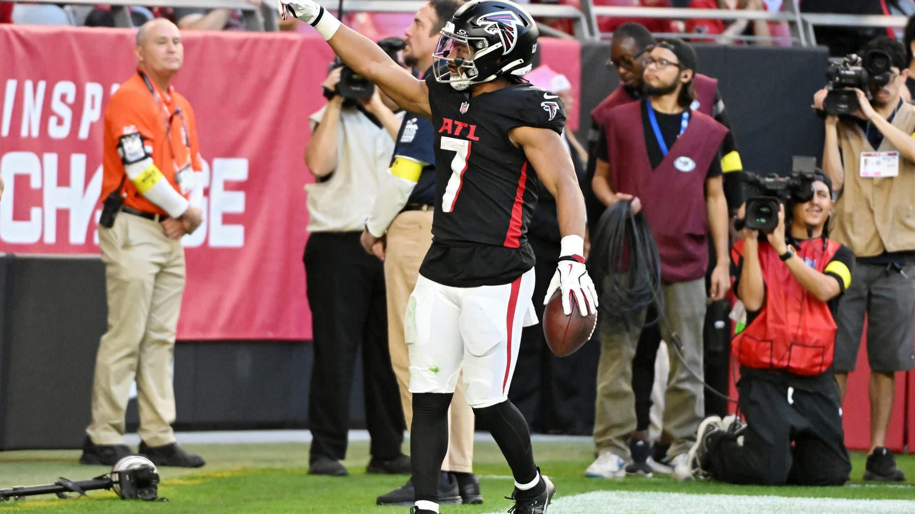 Falcons notch second straight road win as Robinson powers 26-19 victory