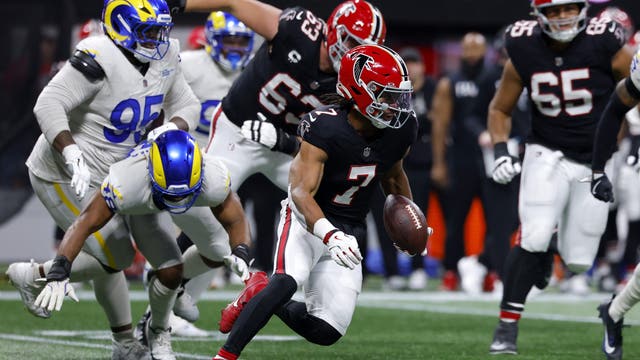Falcons survive late scare, upset Rams 27-24 on Robinson’s record run