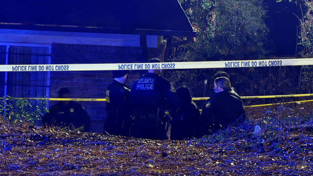 Man shot in neck at SW Atlanta apartment complex