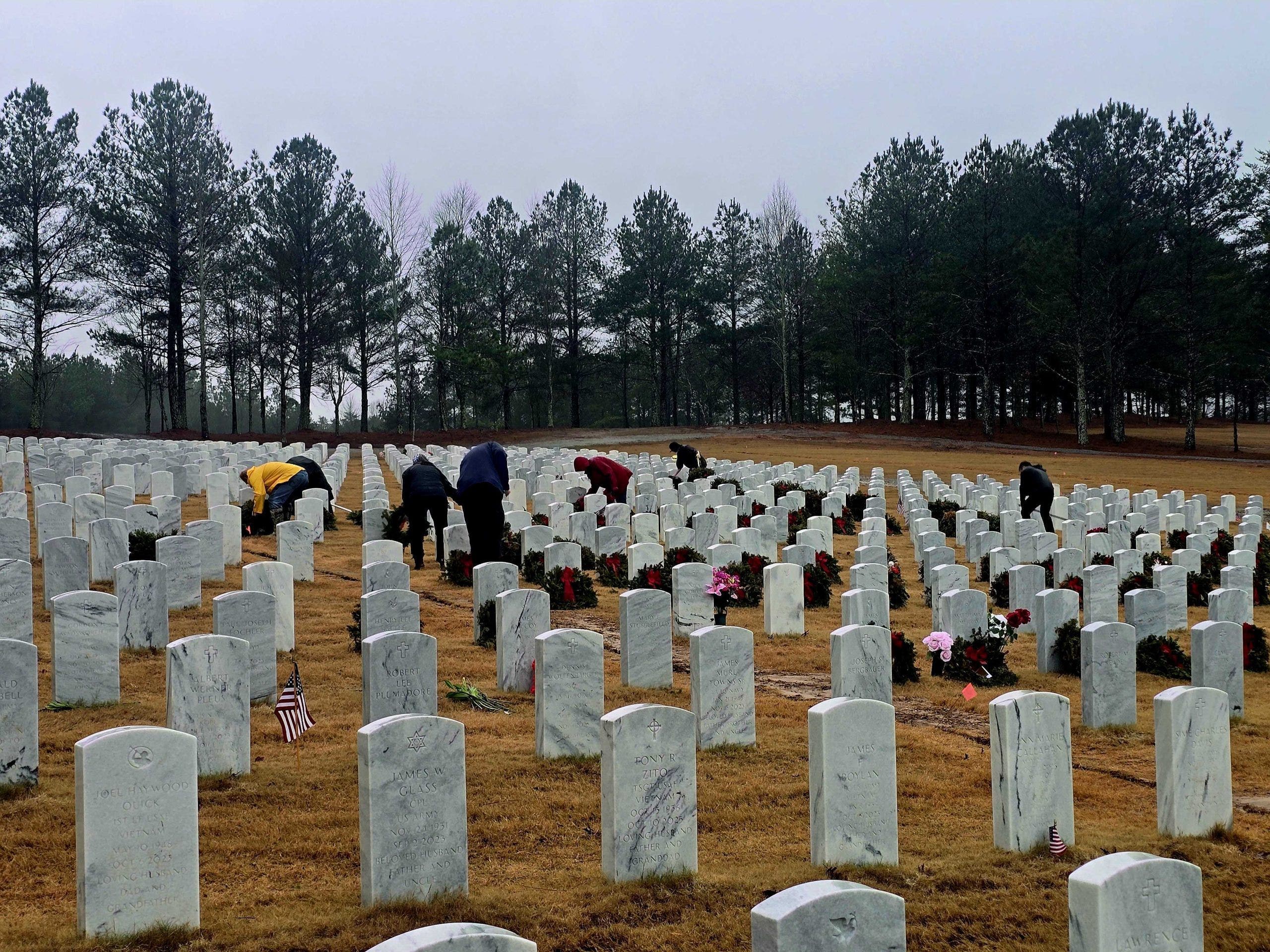 Volunteers brave rain to remove wreaths at Georgia National Cemetery