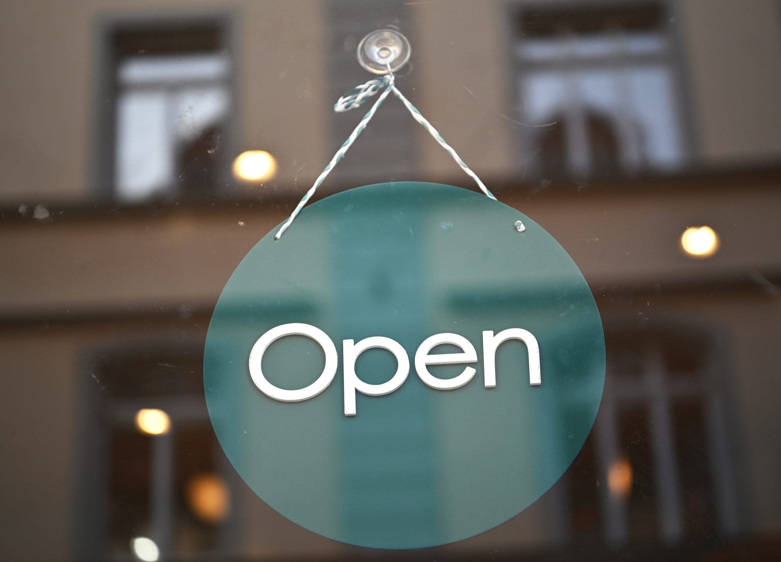 Schools, governments decide on opening Tuesday after ice storm