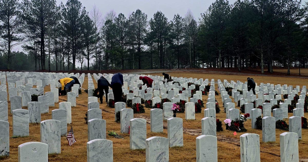 Volunteers brave rain to remove wreaths at Georgia National Cemetery