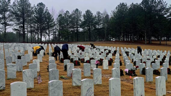 Volunteers brave rain to remove wreaths at Georgia National Cemetery