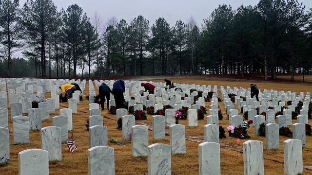 Volunteers brave rain to remove wreaths at Georgia National Cemetery
