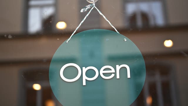 Schools, governments decide on opening Tuesday after ice storm