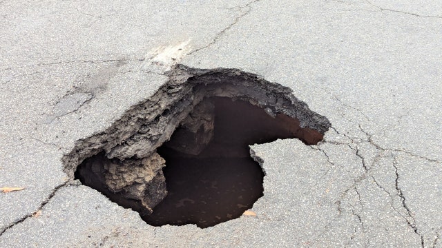 Sinkhole opens along Georgia Avenue in SE Atlanta