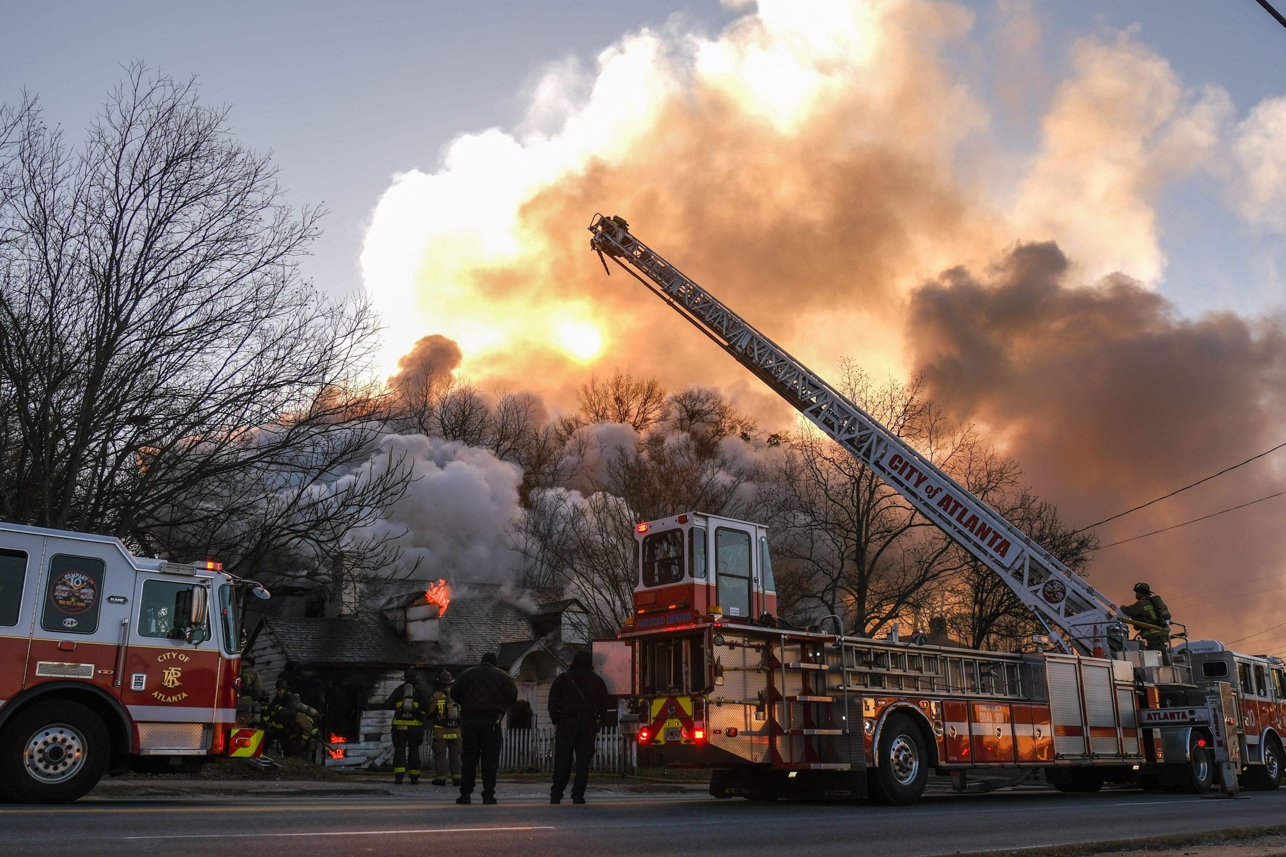 Vacant building catches fire Monday morning off Moreland Avenue