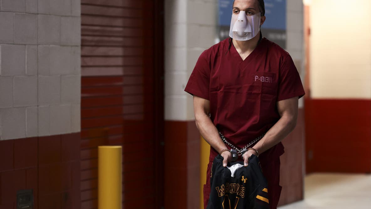 Patriots' Mack Hollins makes striking Super Bowl entrance barefoot with mask, cuffs