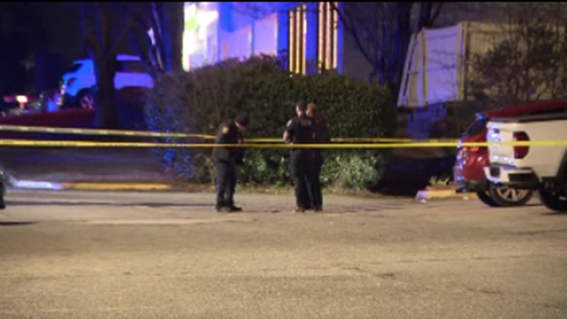 Person shot in leg at Marietta shopping center, police say