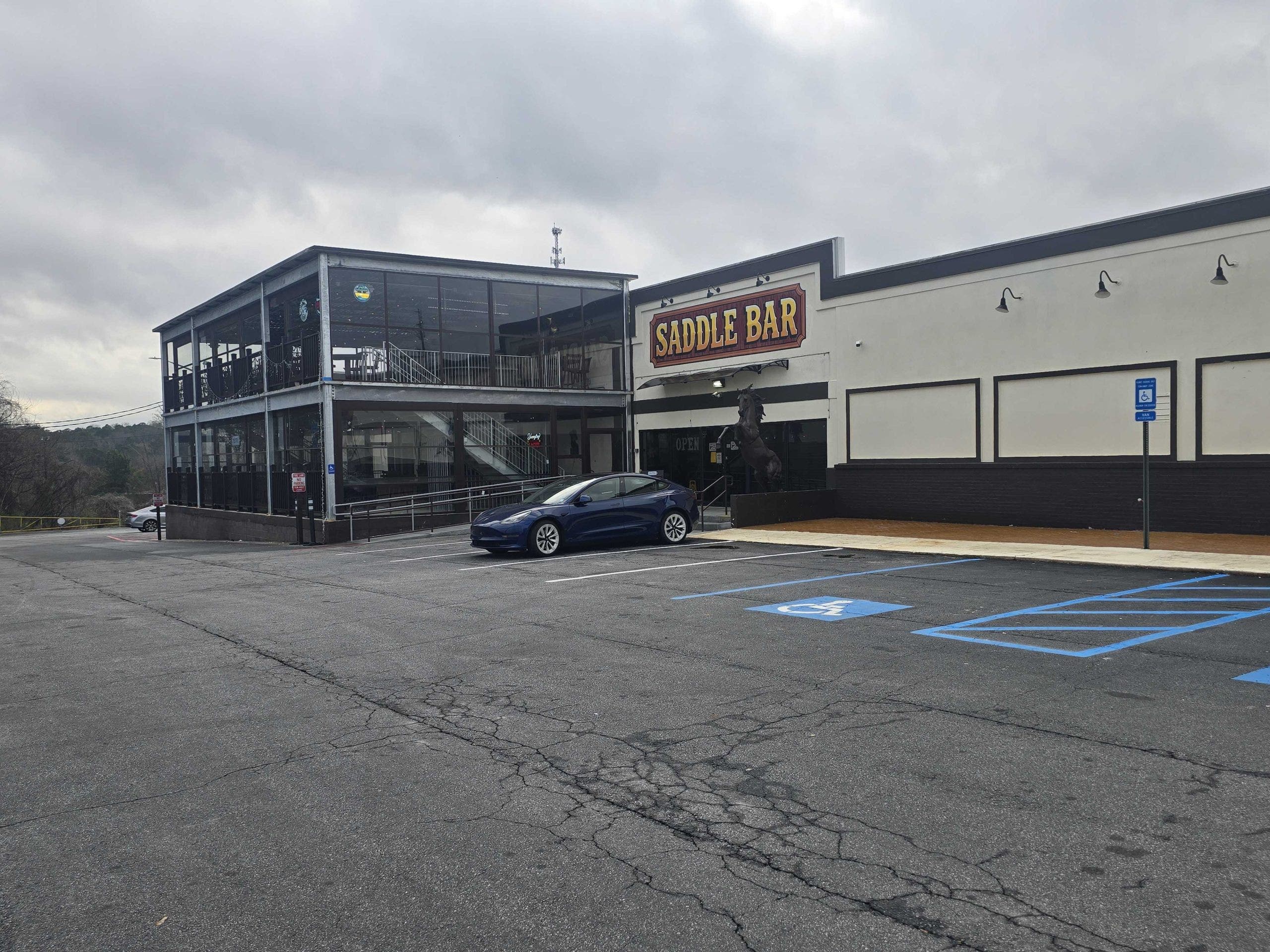 Man shot trying to stop fight at new Acworth bar, suspect arrested