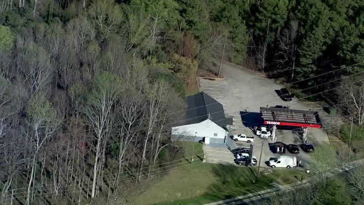 Man shot, child unharmed after gunman opens fire at Mableton gas station