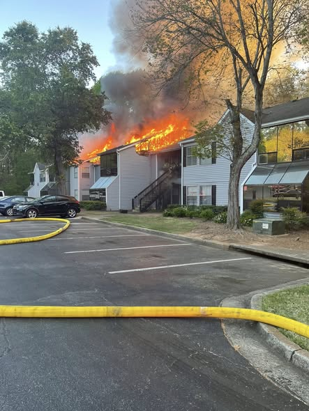 Firefighters battle blaze at Roswell apartment complex