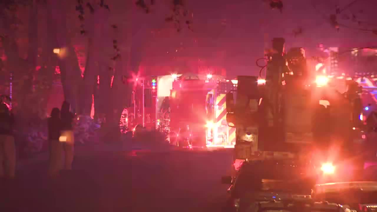 Firefighters battle blaze at Roswell apartment complex