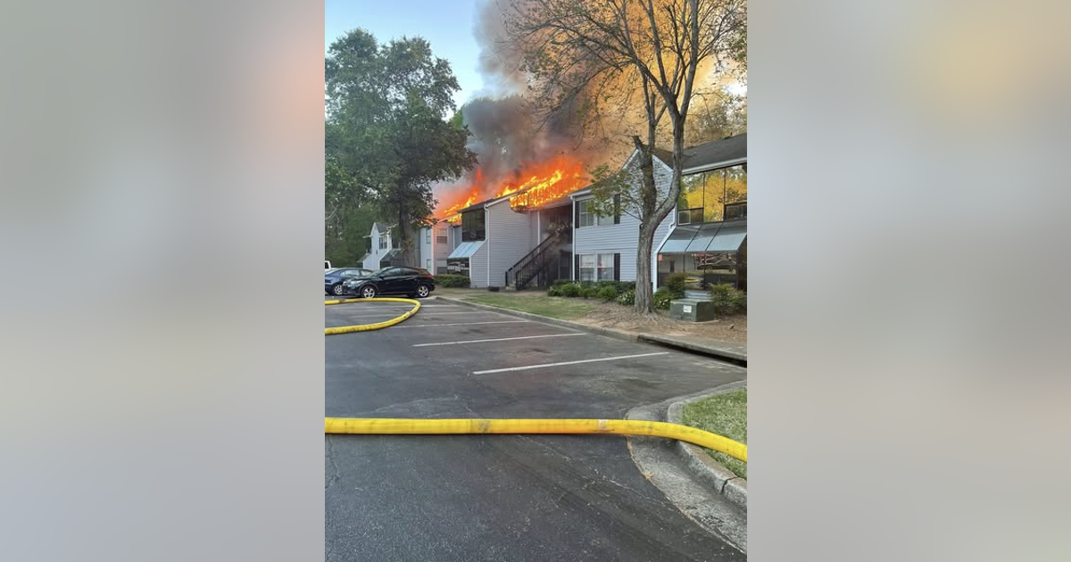 Firefighters battle blaze at Roswell apartment complex | FOX 5 Atlanta