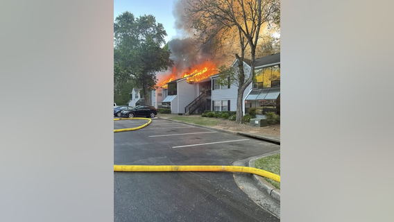 Firefighters battle blaze at Roswell apartment complex