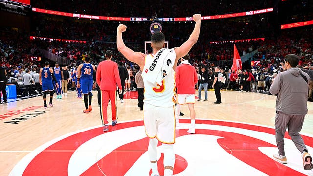 McCollum’s late jumper lifts Hawks past Knicks in playoff game