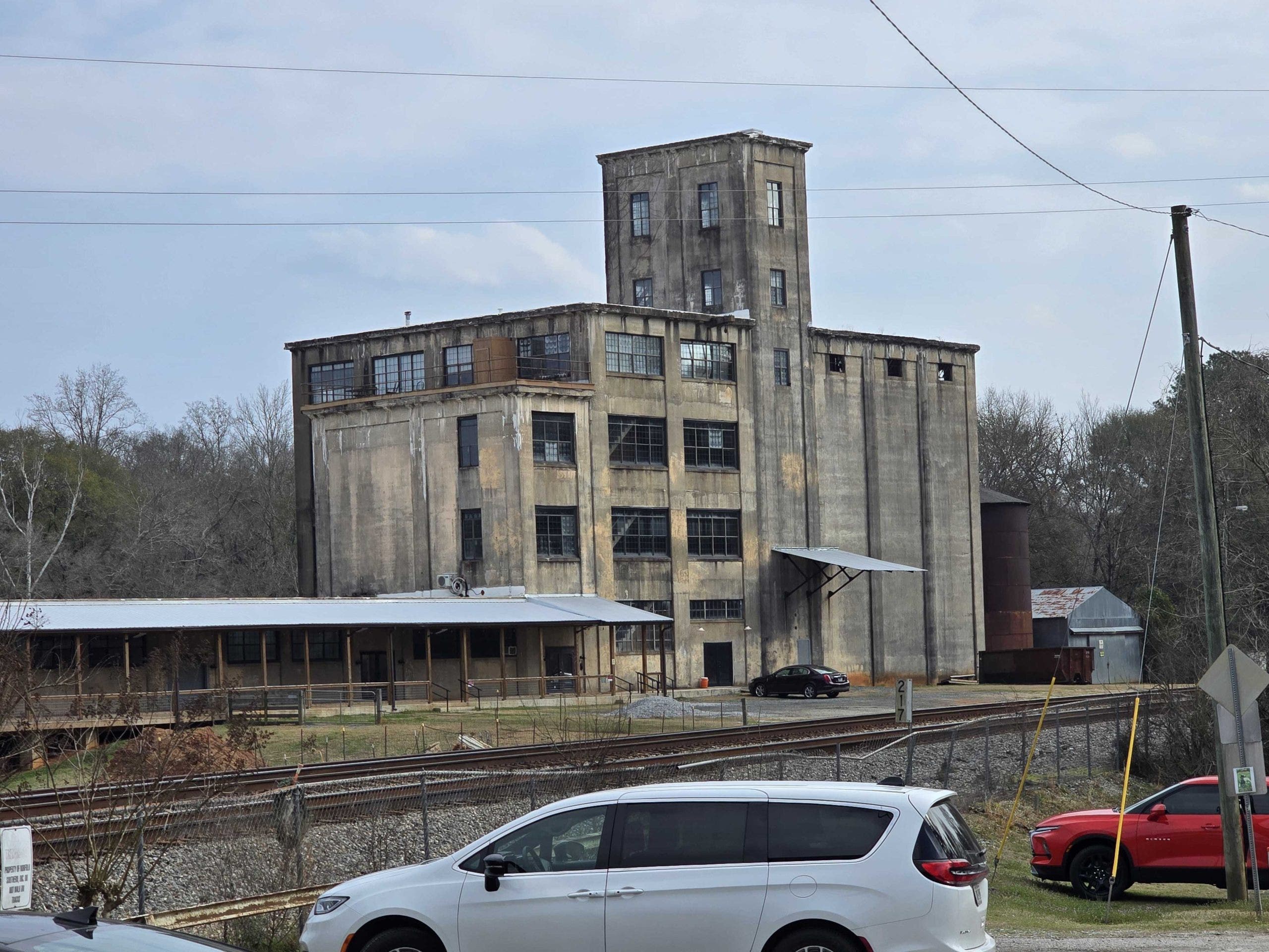 Train derailment shuts roads in Juliette in Monroe County