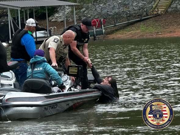 100 mph chase ends with stolen car suspect leaping into Lake Hartwell