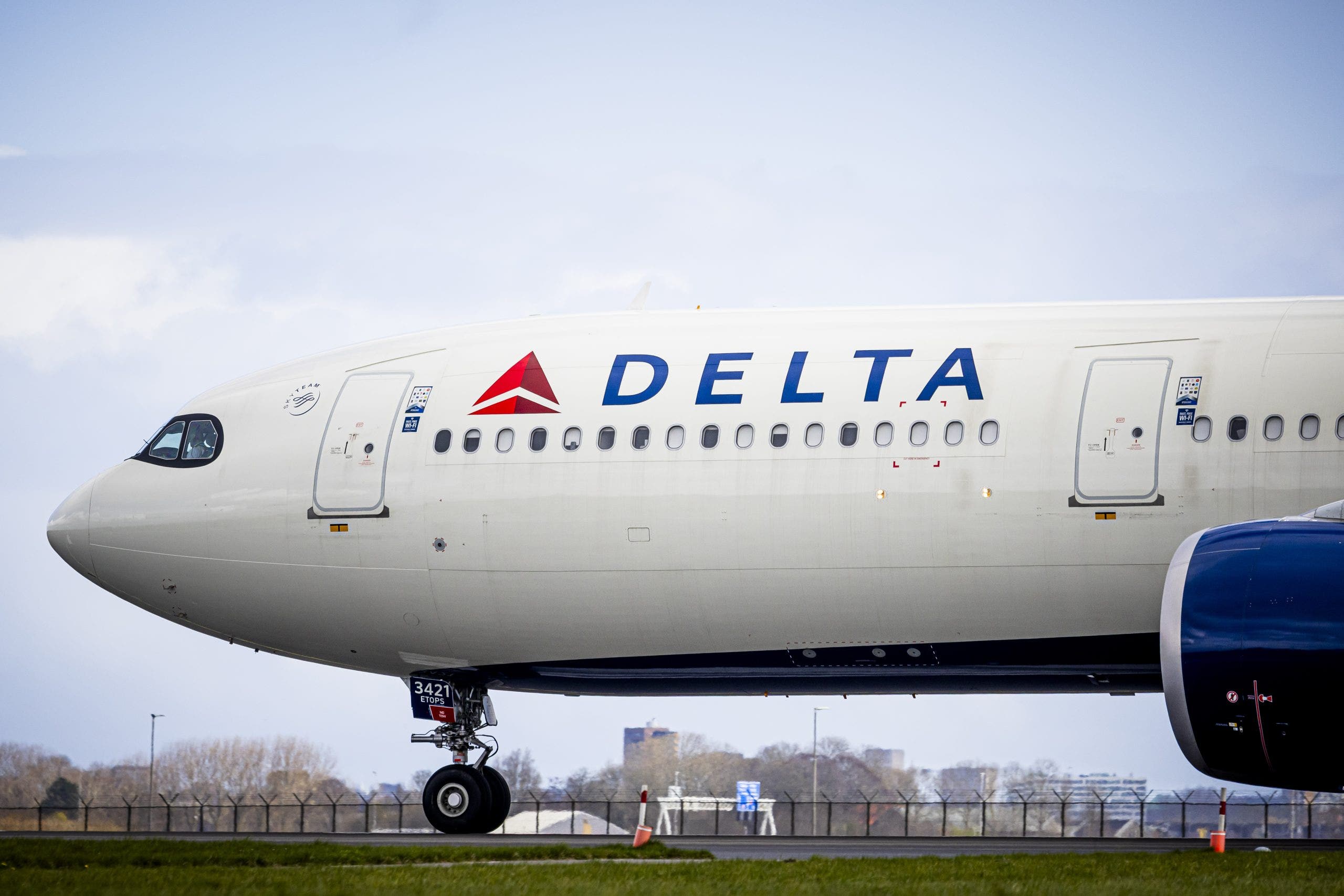 Delta passenger tries to open door on Atlanta tarmac