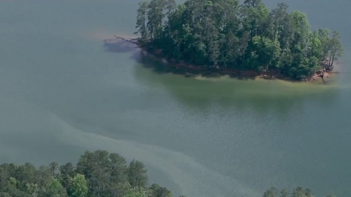 5 hospitalized after being ejected in boat crash on Lake Allatoona
