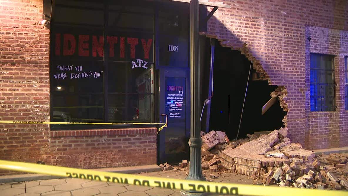 Atlanta smash-and-grab: Masked men ram U-Haul into clothing store