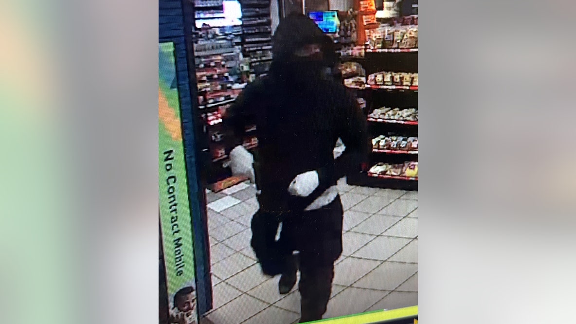 Masked gunman targets Acworth gas station early Monday morning