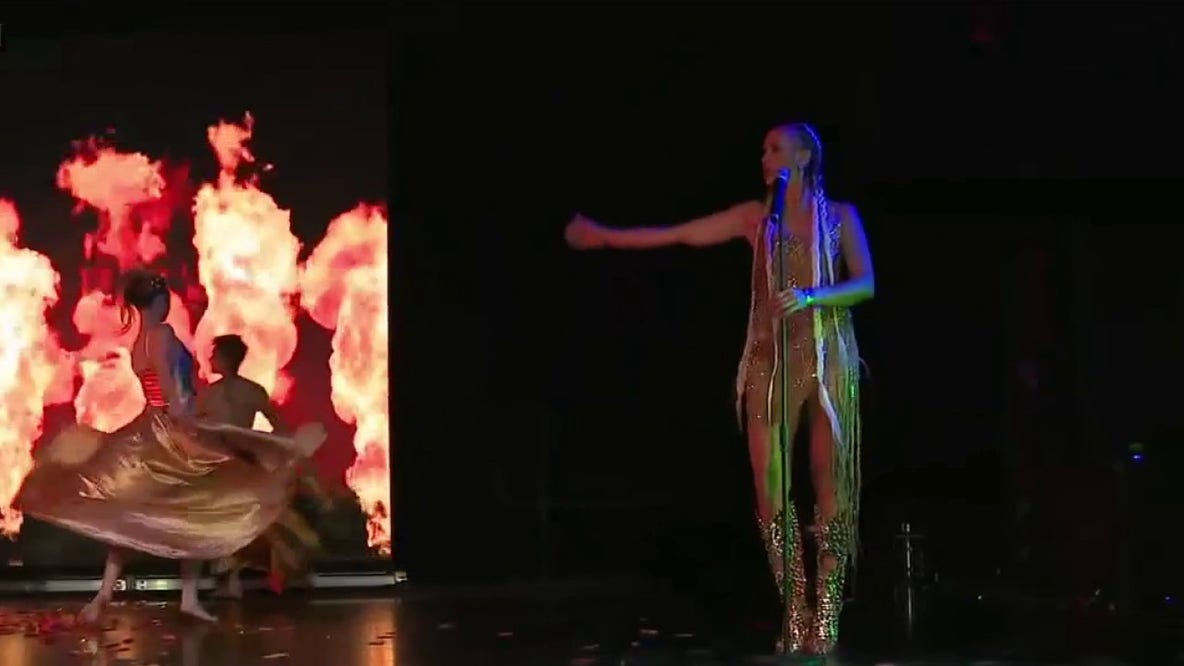 Immersive show celebrates gold through aerial performances