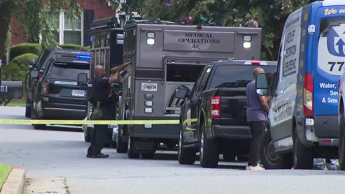 SWAT assists with barricaded person at Mableton home