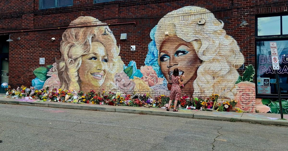 Dolly Parton, RuPaul mural becomes gathering place for mourning fans Dolly Parton, RuPaul mural becomes gathering place for mourning fans