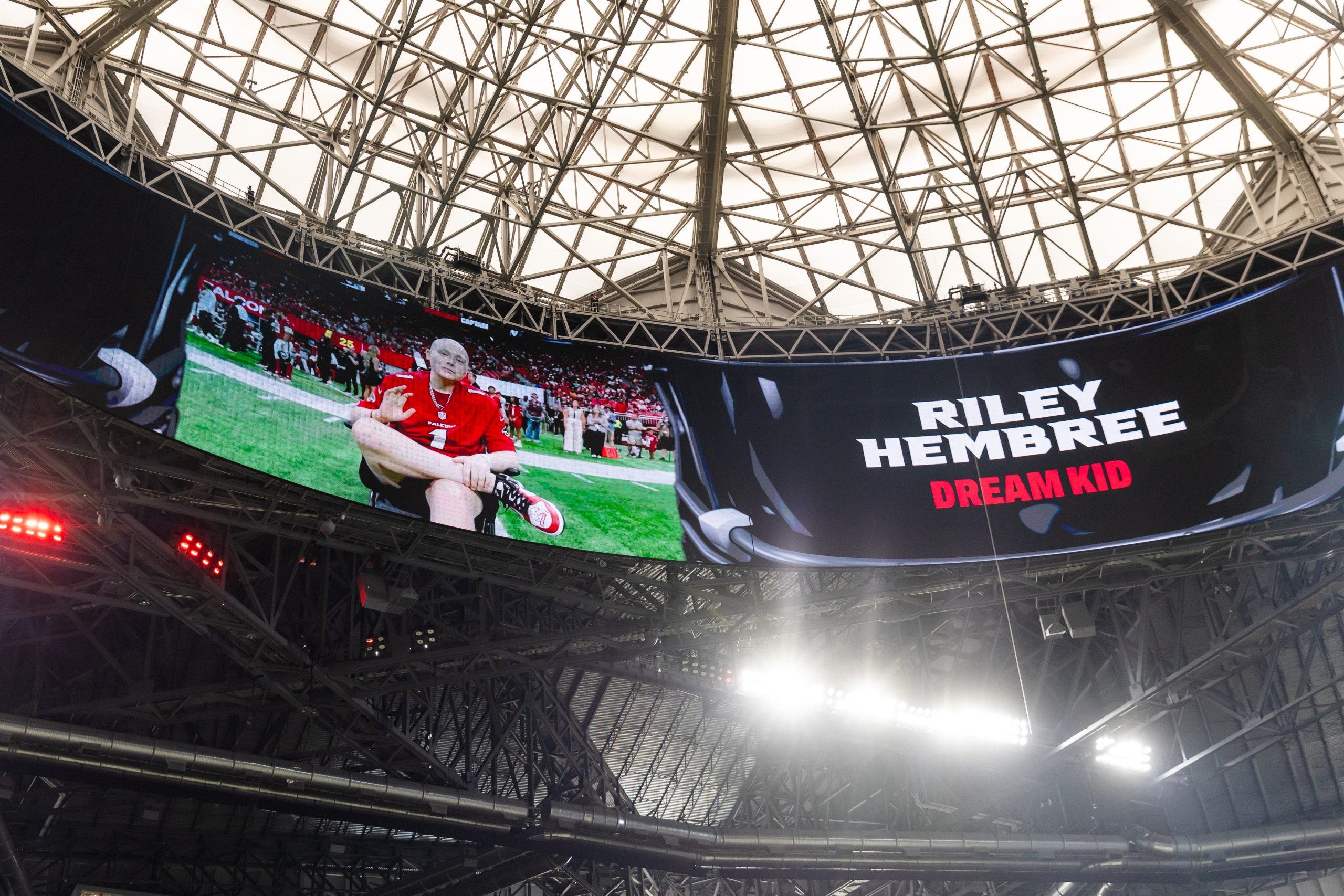 Atlanta Falcons honor 17-year-old cancer patient during game