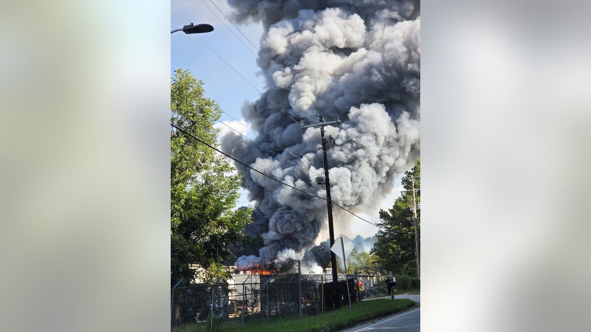 Massive smoke plumes seen in South Fulton from active fire