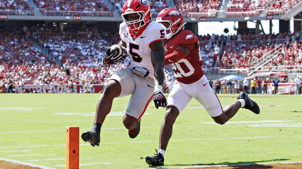Bulldogs cruise past Razorbacks in SEC season opener