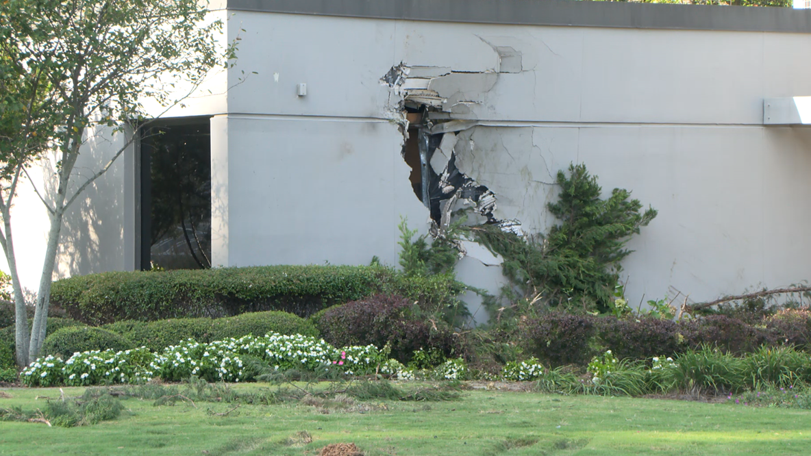 Car crashes into building in Cobb County
