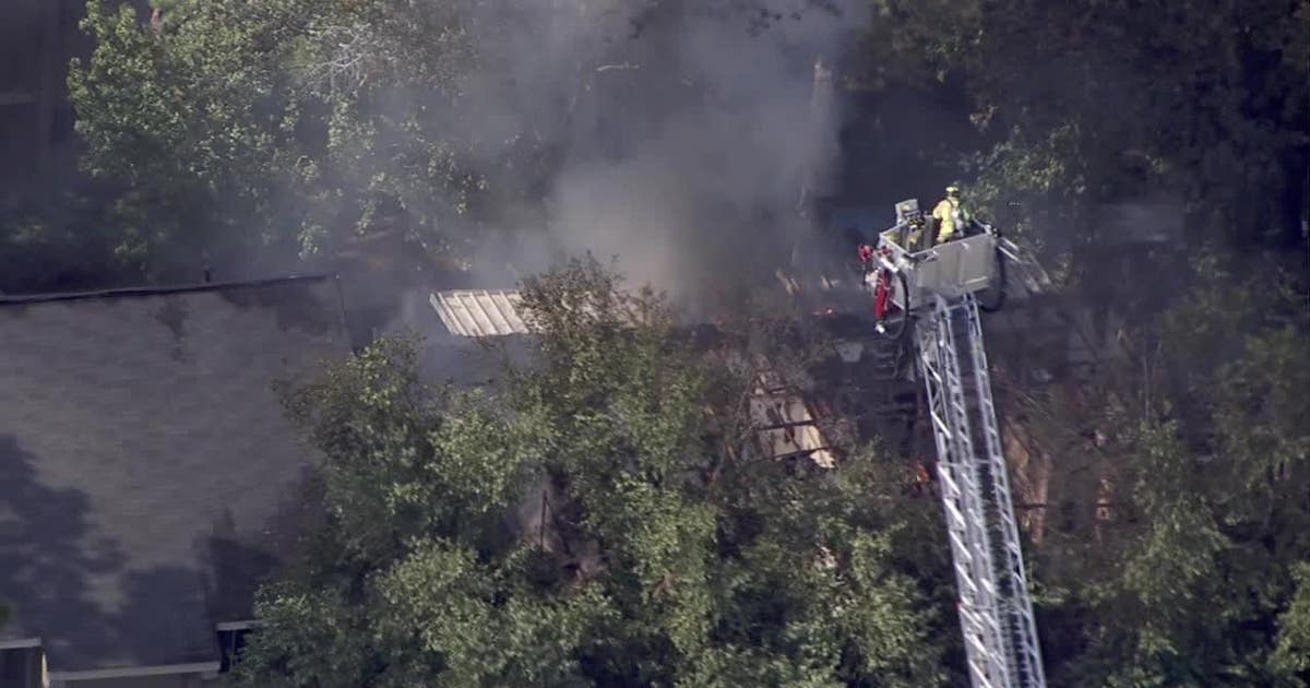 Fast-moving Roswell fire sends officer to hospital, displaces 30